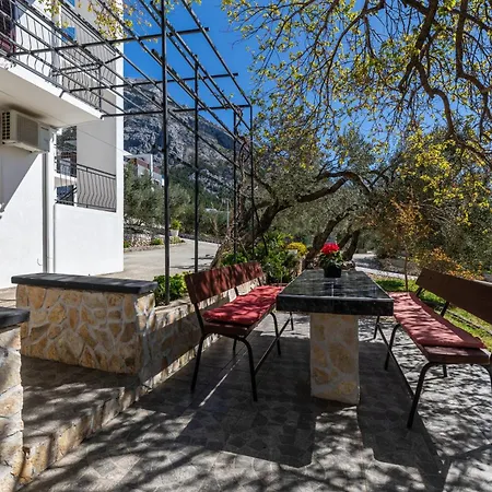 With A Parking Space - 21823 Μακάρσκα