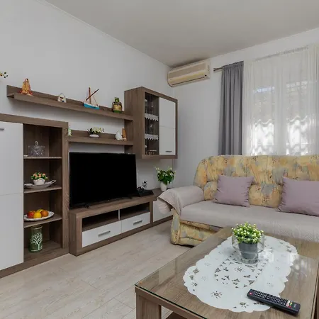 Apartment With Parking Space - 21823 Makarska